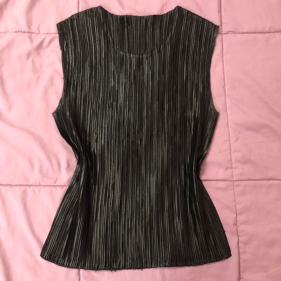 Stretchy cris-cross design tank top blouse - Picture 2 of 3